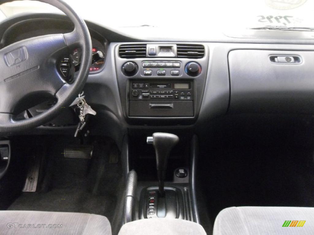 1998 Accord LX Sedan - Regent Silver Pearl / Charcoal photo #16