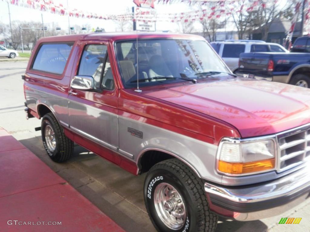 1994 Bronco XLT 4x4 - Electric Current Red Pearl Metallic / Gray photo #2