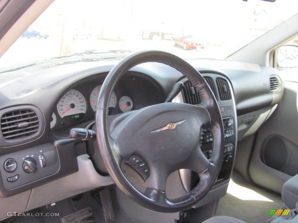 2005 Town & Country Touring - Inferno Red Pearl / Medium Slate Gray photo #11