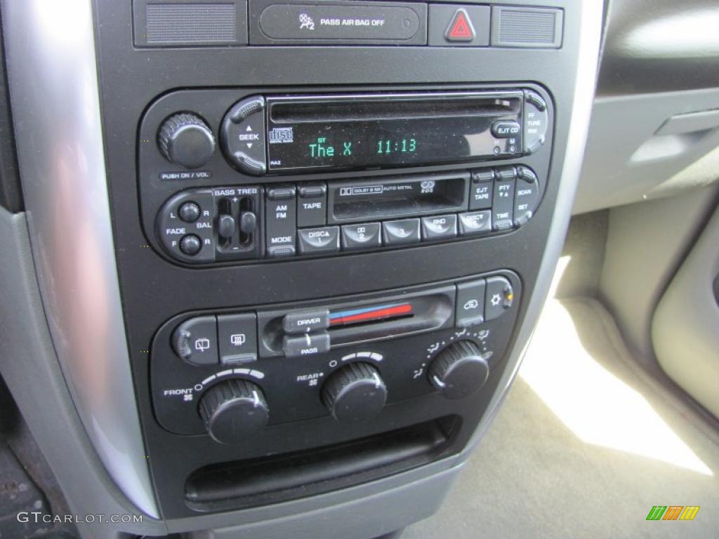 2005 Town & Country Touring - Inferno Red Pearl / Medium Slate Gray photo #12