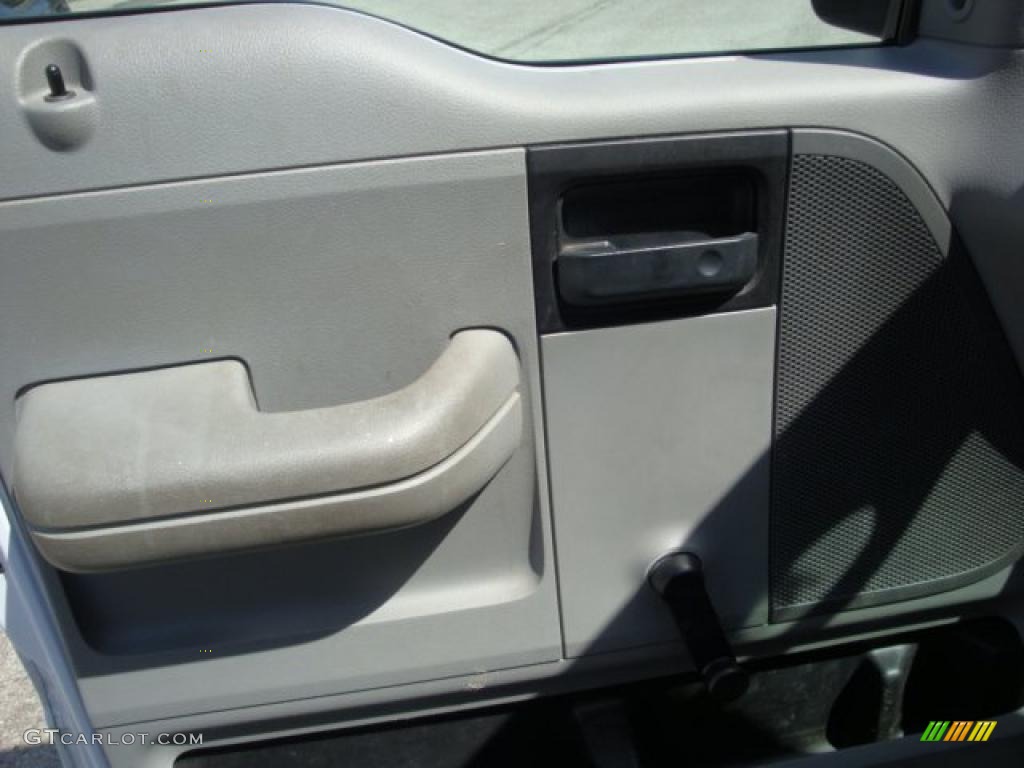 2005 F150 XL Regular Cab 4x4 - Oxford White / Medium Flint Grey photo #10