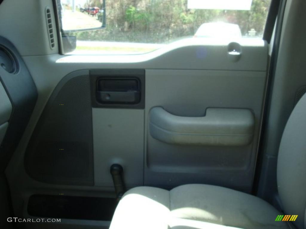 2005 F150 XL Regular Cab 4x4 - Oxford White / Medium Flint Grey photo #12