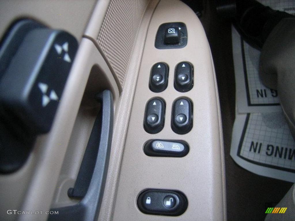 2004 Crown Victoria LX - Arizona Beige Metallic / Medium Parchment photo #26