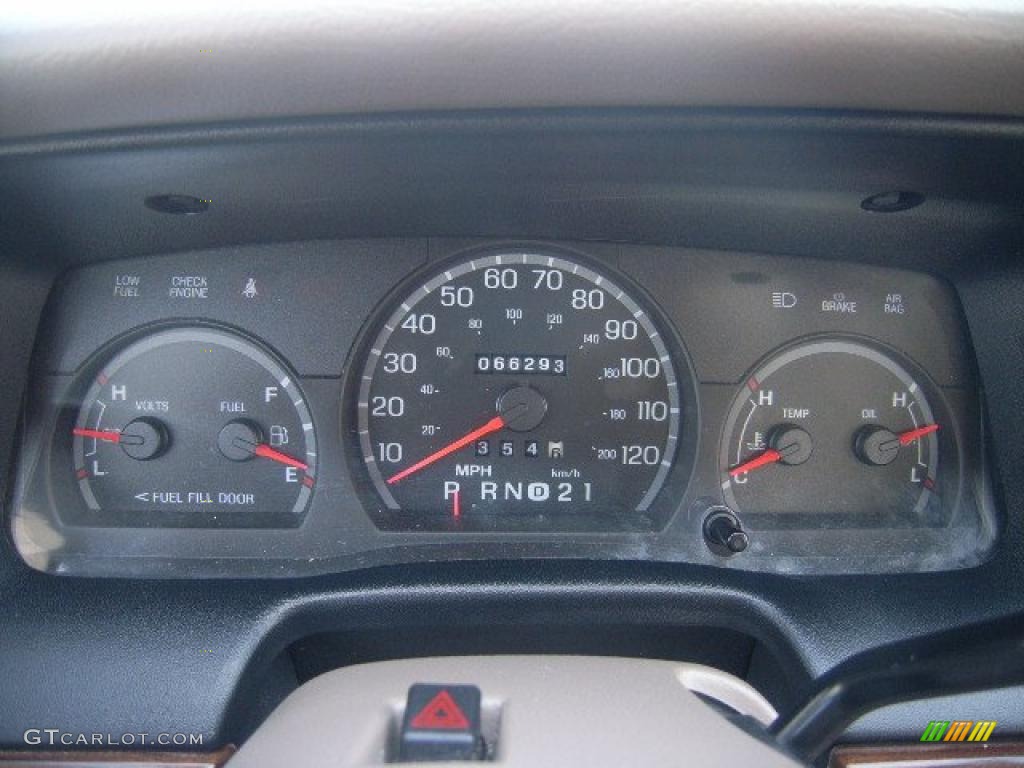 2004 Crown Victoria LX - Arizona Beige Metallic / Medium Parchment photo #29