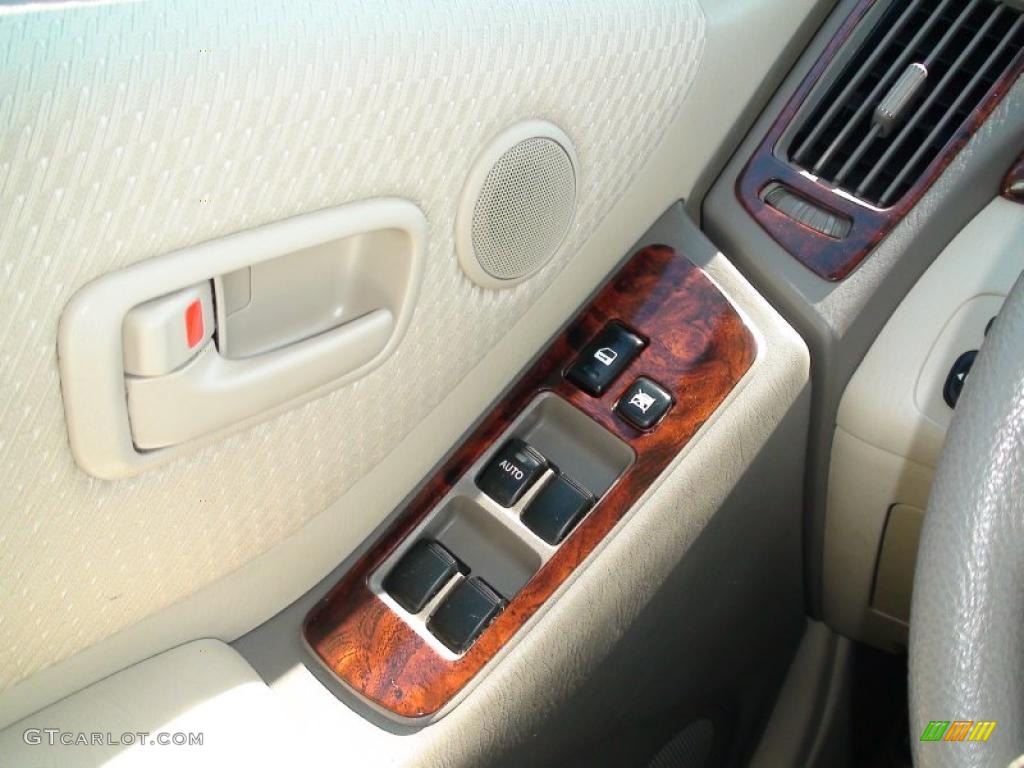 2004 Highlander I4 - Super White / Ivory photo #22