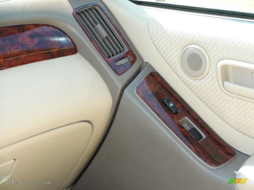2004 Highlander I4 - Super White / Ivory photo #30