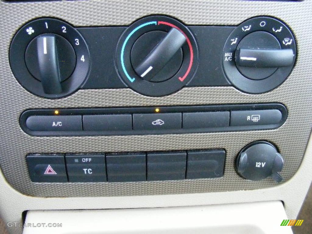 2005 Ford Freestyle SEL Controls Photo #28426222