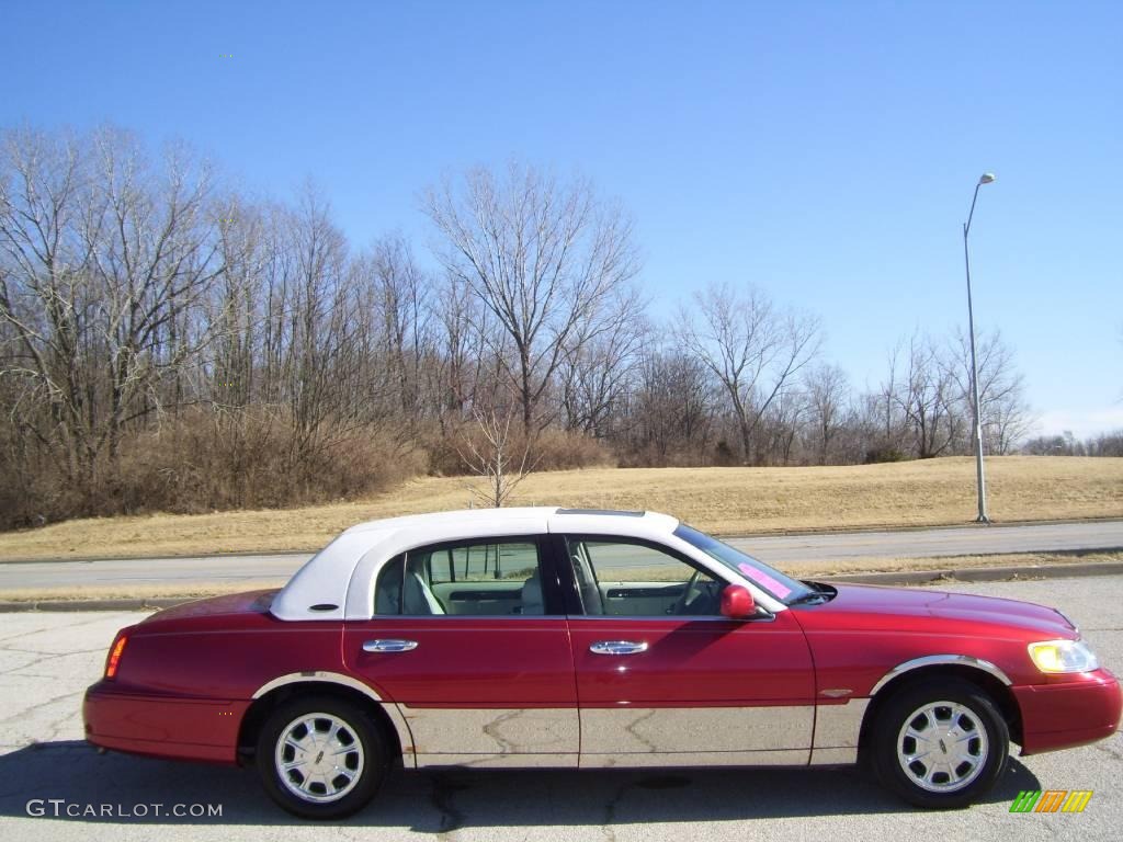 1998 Town Car Signature - Toreador Red Metallic / Oxford White photo #1