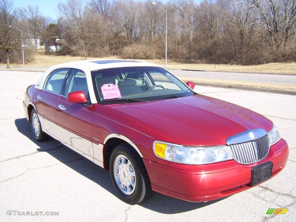 1998 Town Car Signature - Toreador Red Metallic / Oxford White photo #2