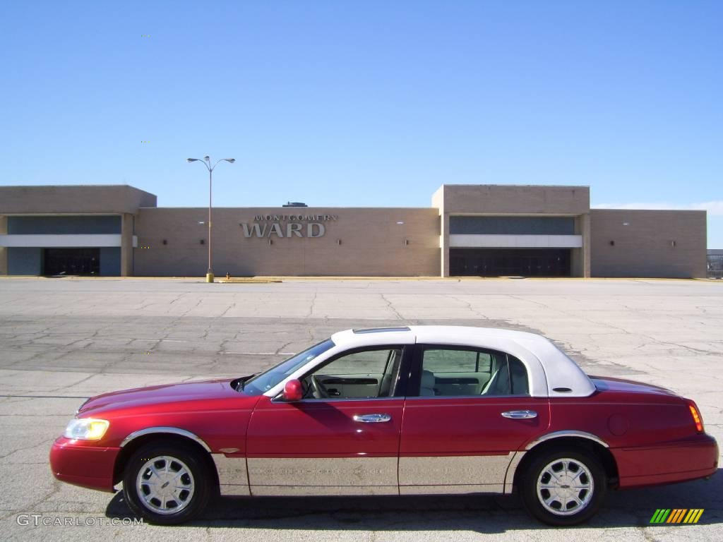 1998 Town Car Signature - Toreador Red Metallic / Oxford White photo #5