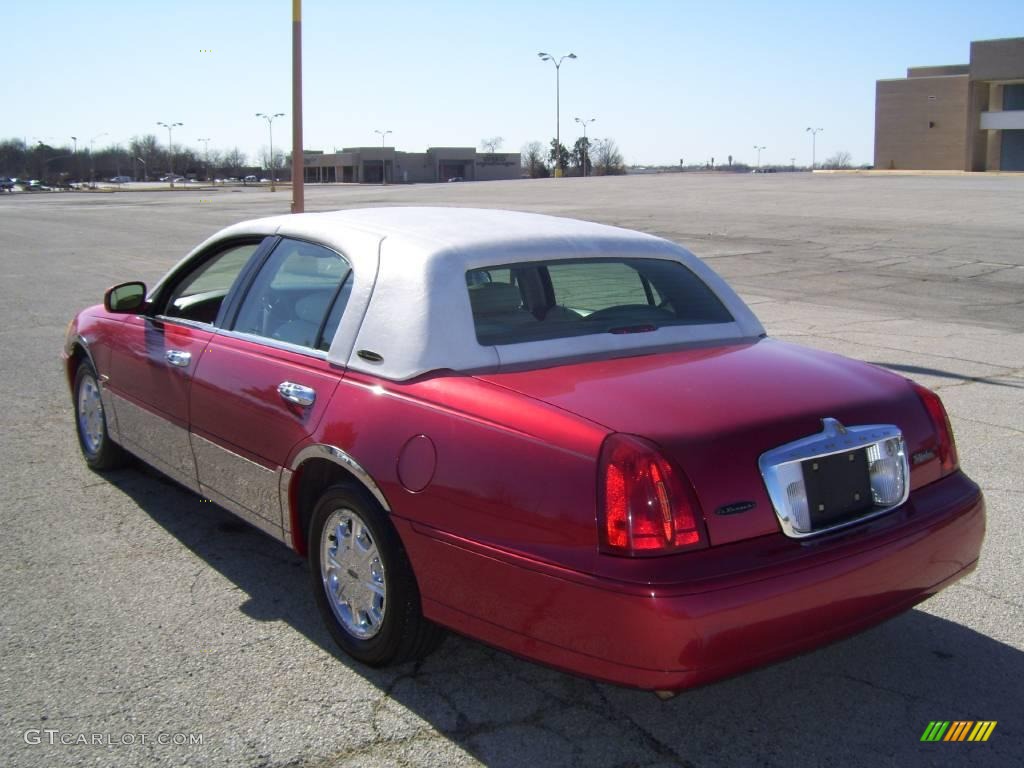 1998 Town Car Signature - Toreador Red Metallic / Oxford White photo #6