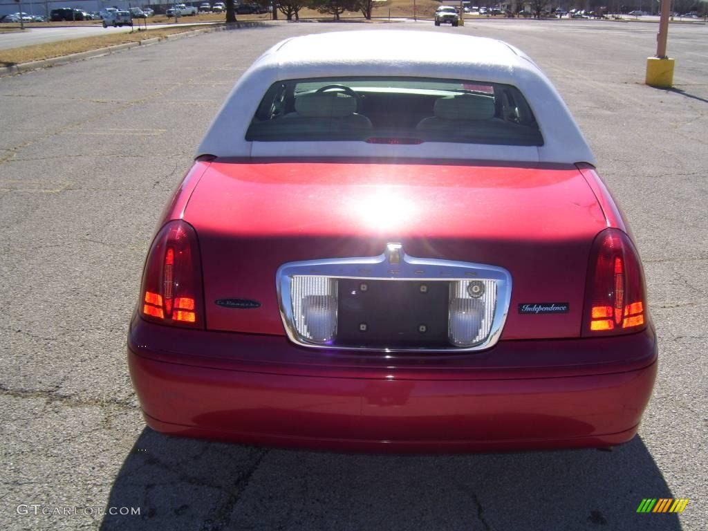 1998 Town Car Signature - Toreador Red Metallic / Oxford White photo #7