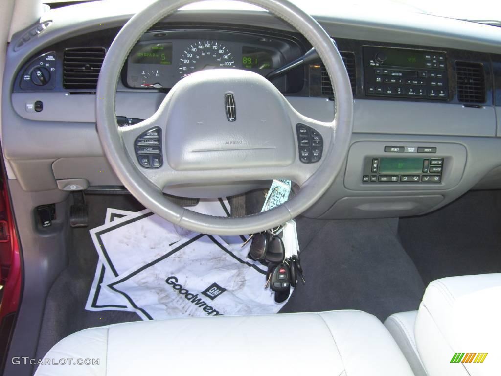 1998 Town Car Signature - Toreador Red Metallic / Oxford White photo #13