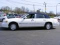 2001 Vibrant White Lincoln Town Car Executive  photo #2