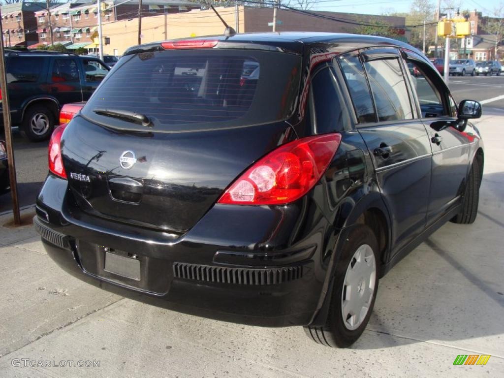2009 Versa 1.8 S Hatchback - Super Black / Charcoal photo #4