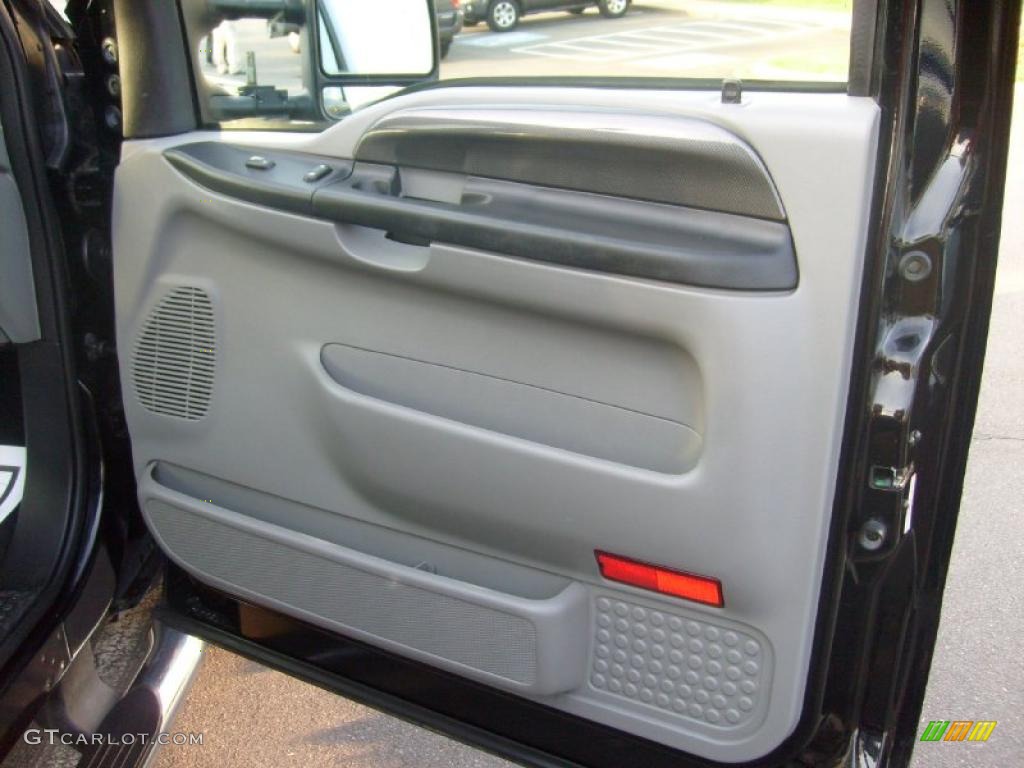 2003 F250 Super Duty XLT Crew Cab - Black / Medium Flint Grey photo #17