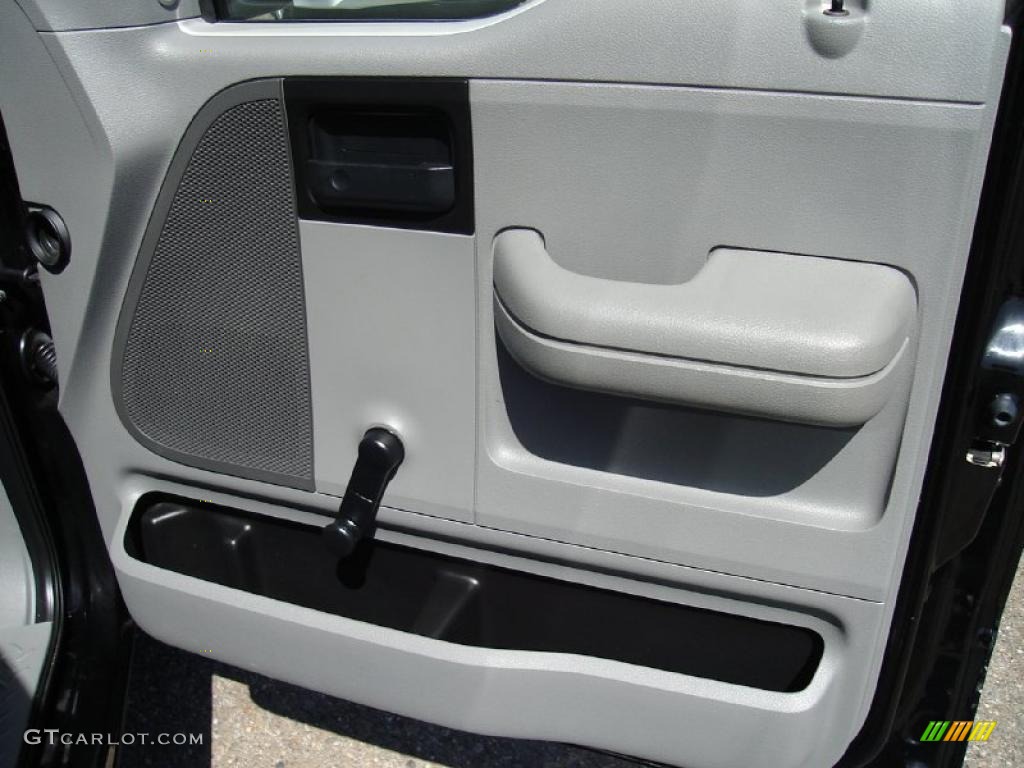 2004 F150 XL Regular Cab - Black / Dark Flint photo #16