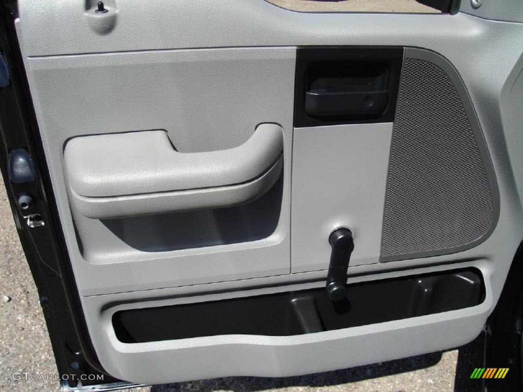 2004 F150 XL Regular Cab - Black / Dark Flint photo #18