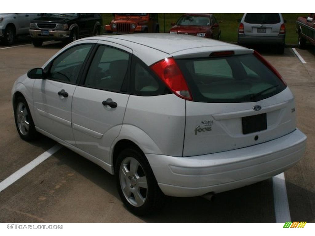 2004 Focus ZX5 Hatchback - Cloud 9 White / Medium Parchment photo #2