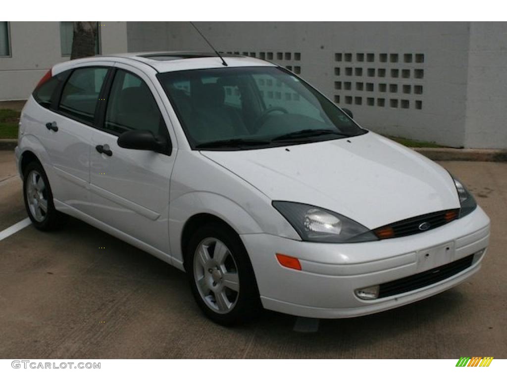 2004 Focus ZX5 Hatchback - Cloud 9 White / Medium Parchment photo #18