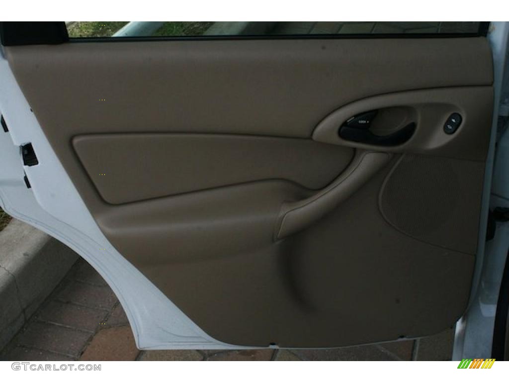 2004 Focus ZX5 Hatchback - Cloud 9 White / Medium Parchment photo #21