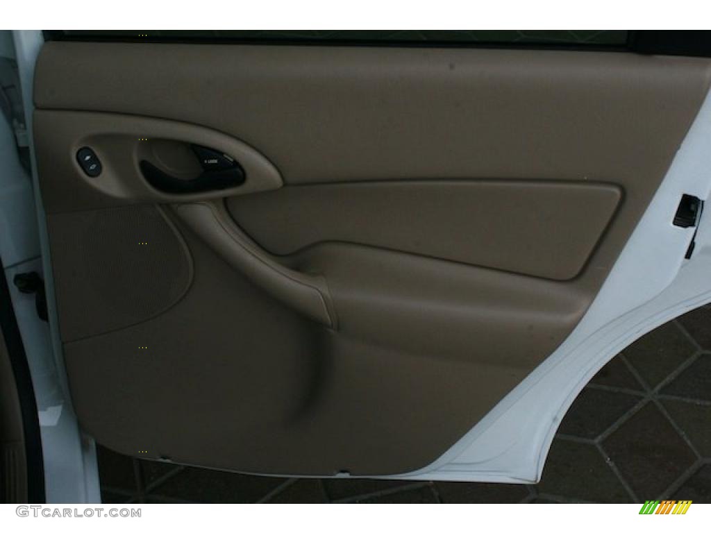 2004 Focus ZX5 Hatchback - Cloud 9 White / Medium Parchment photo #25