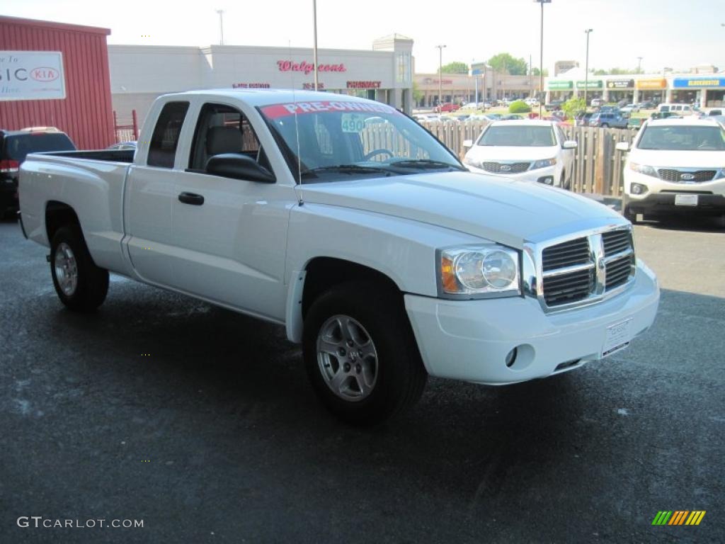 2007 Dakota SLT Club Cab - Bright White / Medium Slate Gray photo #2