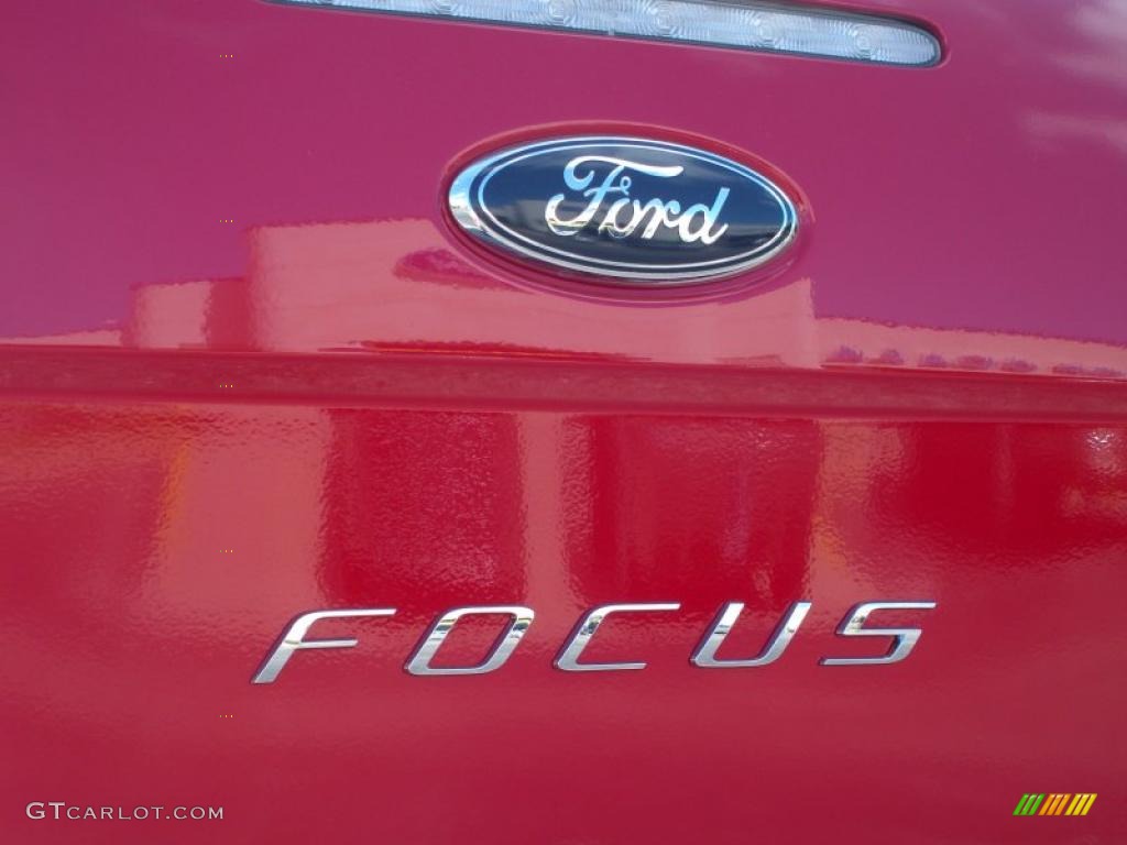 2010 Focus SE Sedan - Sangria Red Metallic / Medium Stone photo #4