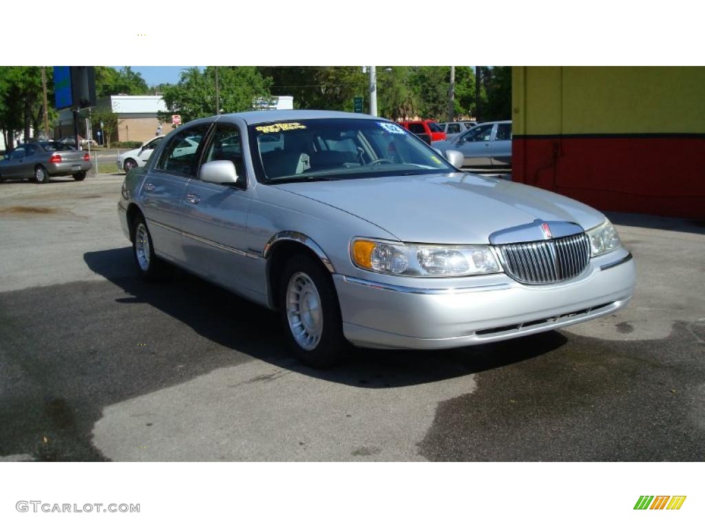 2002 Town Car Executive - Silver Frost Metallic / Light Graphite photo #1