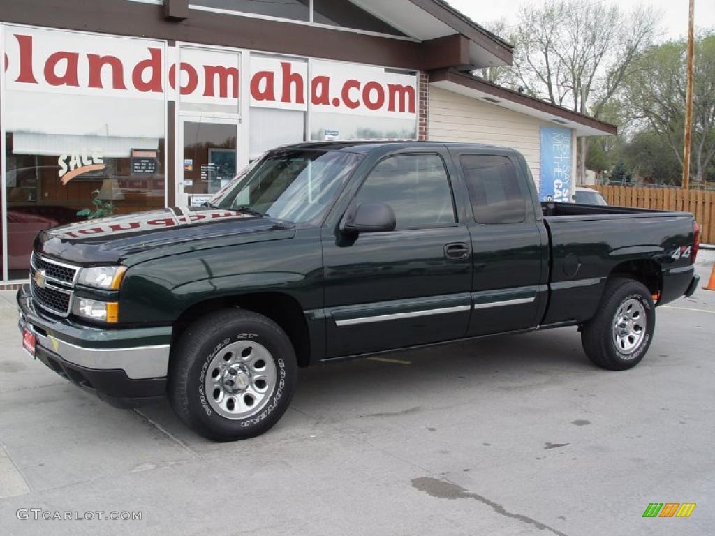 2006 Silverado 1500 LT Extended Cab 4x4 - Dark Green Metallic / Medium Gray photo #2