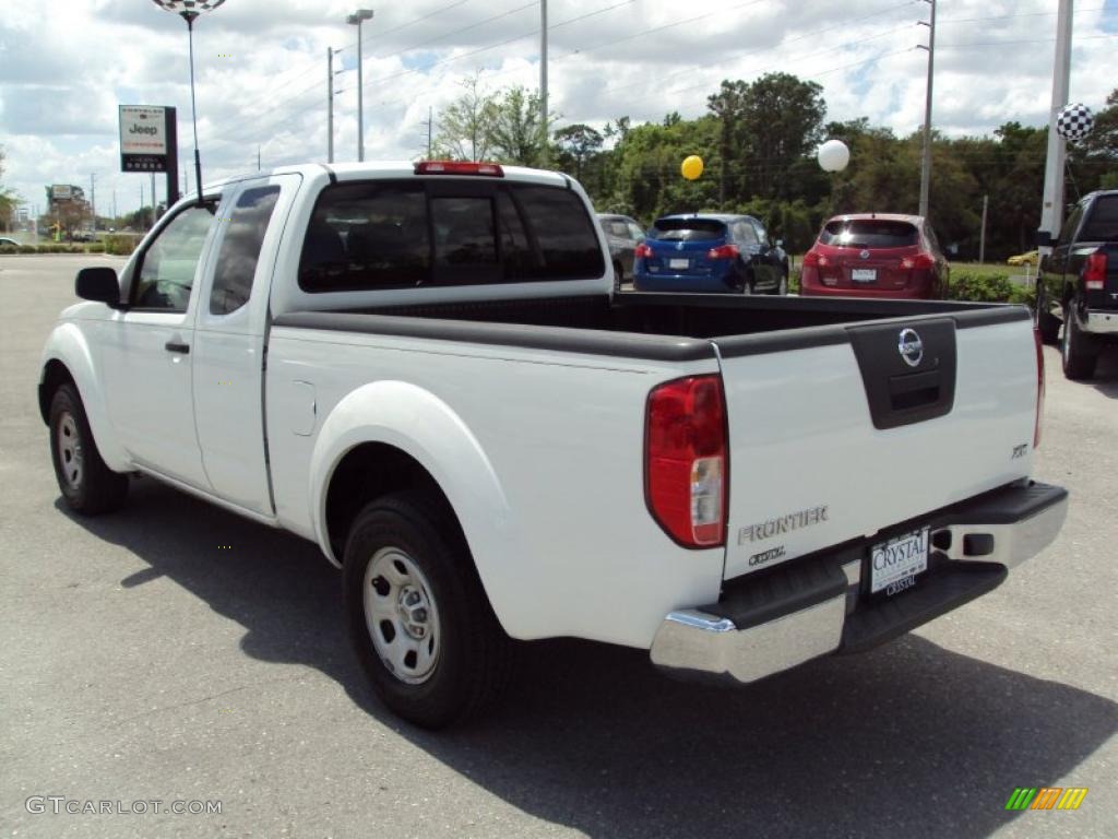 2006 Frontier XE King Cab - Avalanche White / Steel photo #3