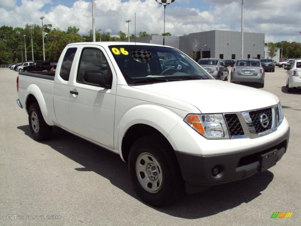 2006 Frontier XE King Cab - Avalanche White / Steel photo #10