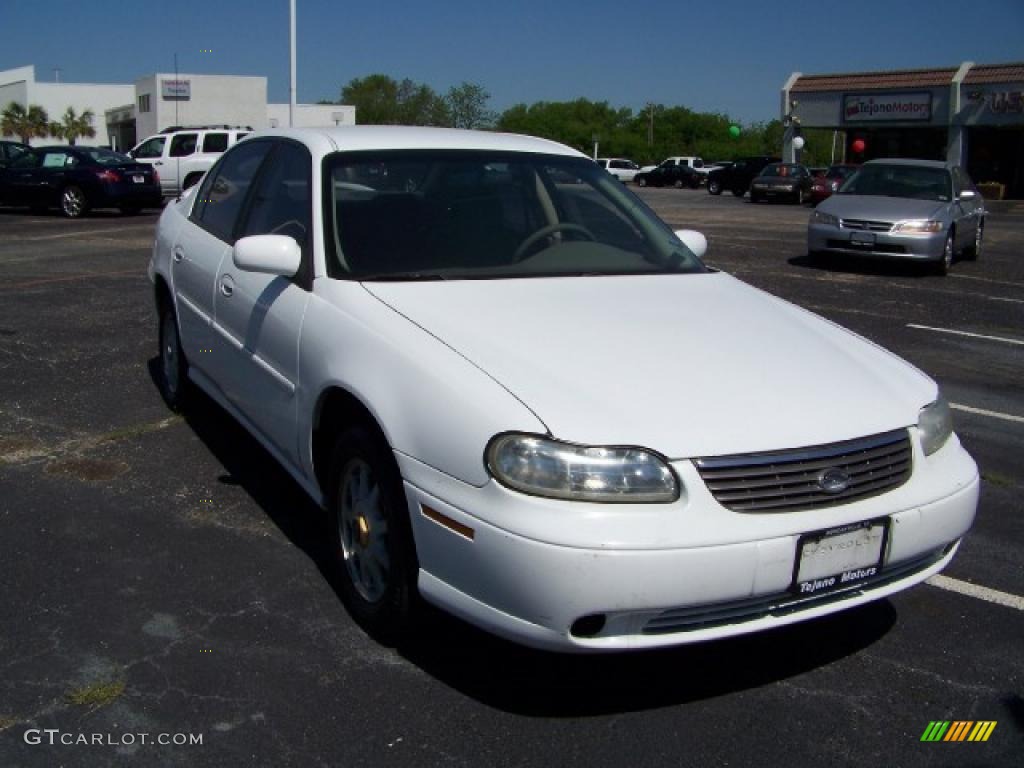 1998 Malibu Sedan - Bright White / Light Gray photo #3