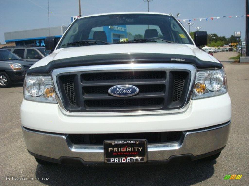 2004 F150 XL Regular Cab - Oxford White / Medium Graphite photo #7