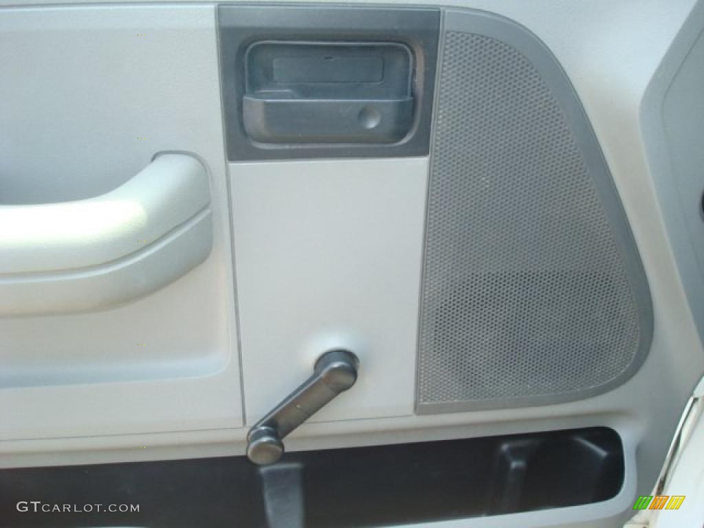 2004 F150 XL Regular Cab - Oxford White / Medium Graphite photo #11