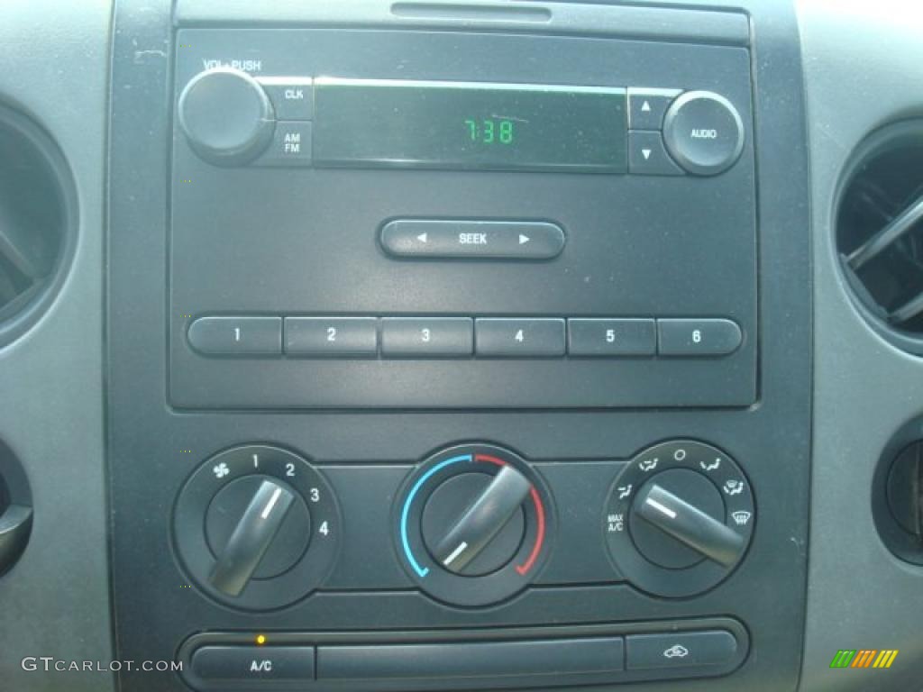 2004 F150 XL Regular Cab - Oxford White / Medium Graphite photo #12