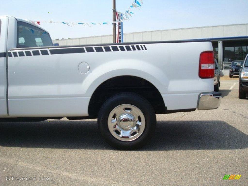 2004 F150 XL Regular Cab - Oxford White / Medium Graphite photo #16