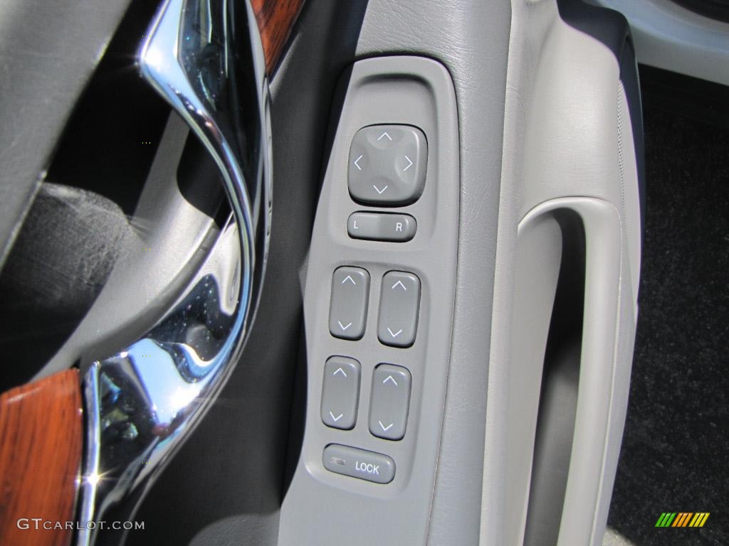 2005 DeVille Sedan - Cotillion White / Dark Gray photo #15