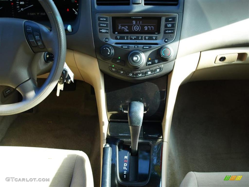 2007 Accord SE Sedan - Taffeta White / Ivory photo #11