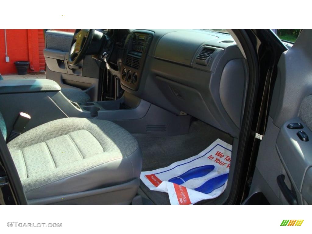 2002 Explorer XLS - Black Clearcoat / Graphite photo #16