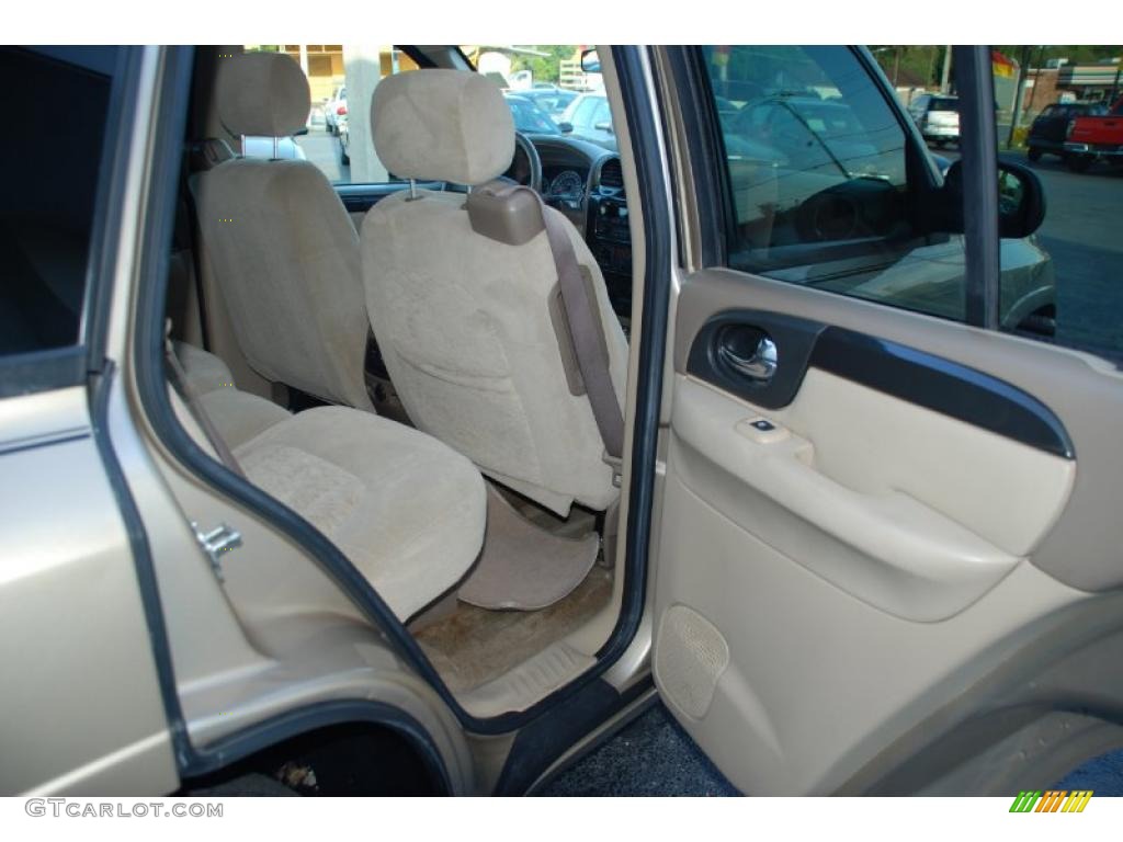 2004 Envoy SLE - Sand Beige Metallic / Light Tan photo #28