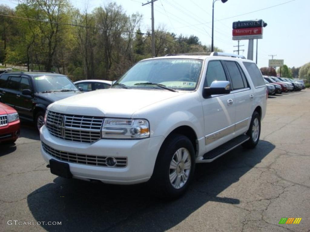 White Platinum Tri-Coat Lincoln Navigator