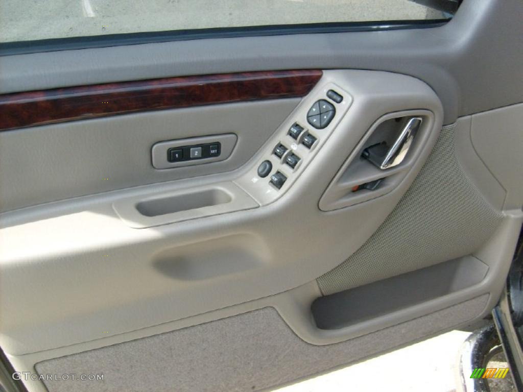 2004 Grand Cherokee Limited 4x4 - Brillant Black Crystal Pearl / Taupe photo #14