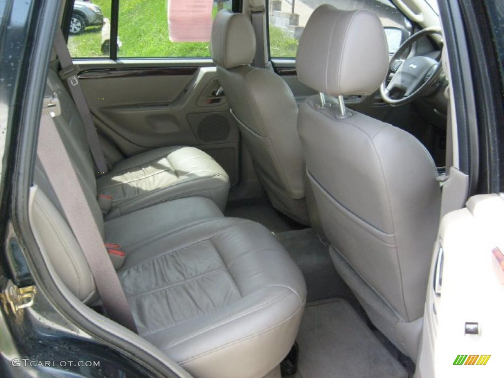 2004 Grand Cherokee Limited 4x4 - Brillant Black Crystal Pearl / Taupe photo #18