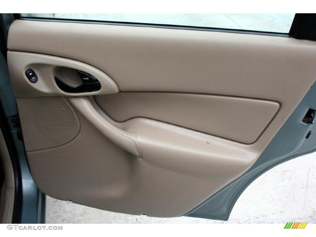 2003 Ford Focus SE Sedan Medium Parchment Door Panel Photo #28627031