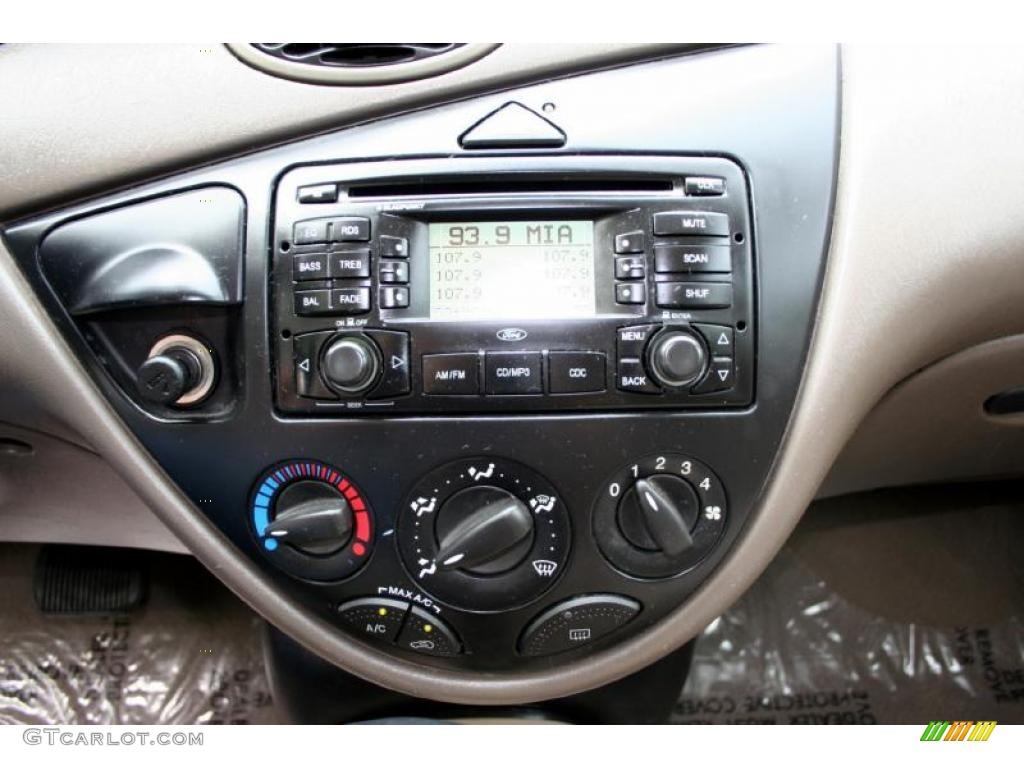 2003 Ford Focus SE Sedan Controls Photo #28627623