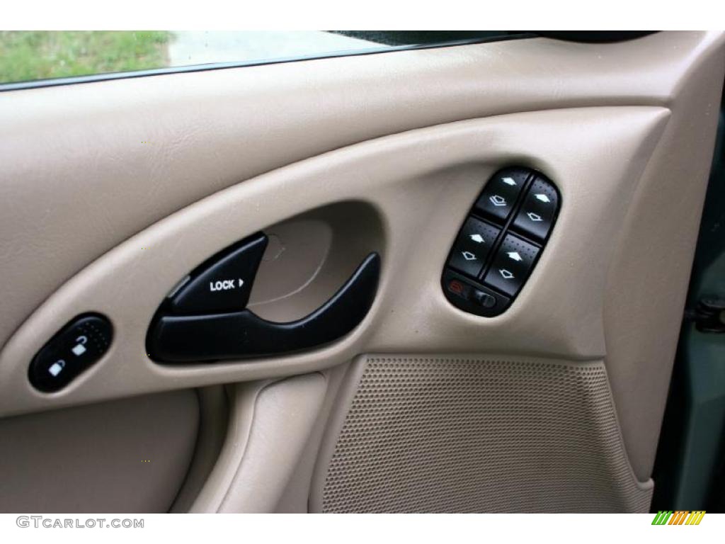 2003 Ford Focus SE Sedan Controls Photo #28627992