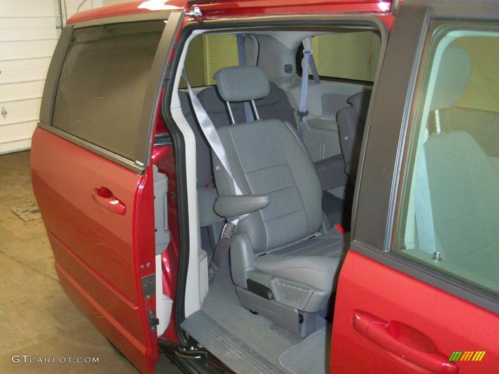 2009 Grand Caravan SE - Inferno Red Crystal Pearl / Medium Slate Gray/Light Shale photo #17