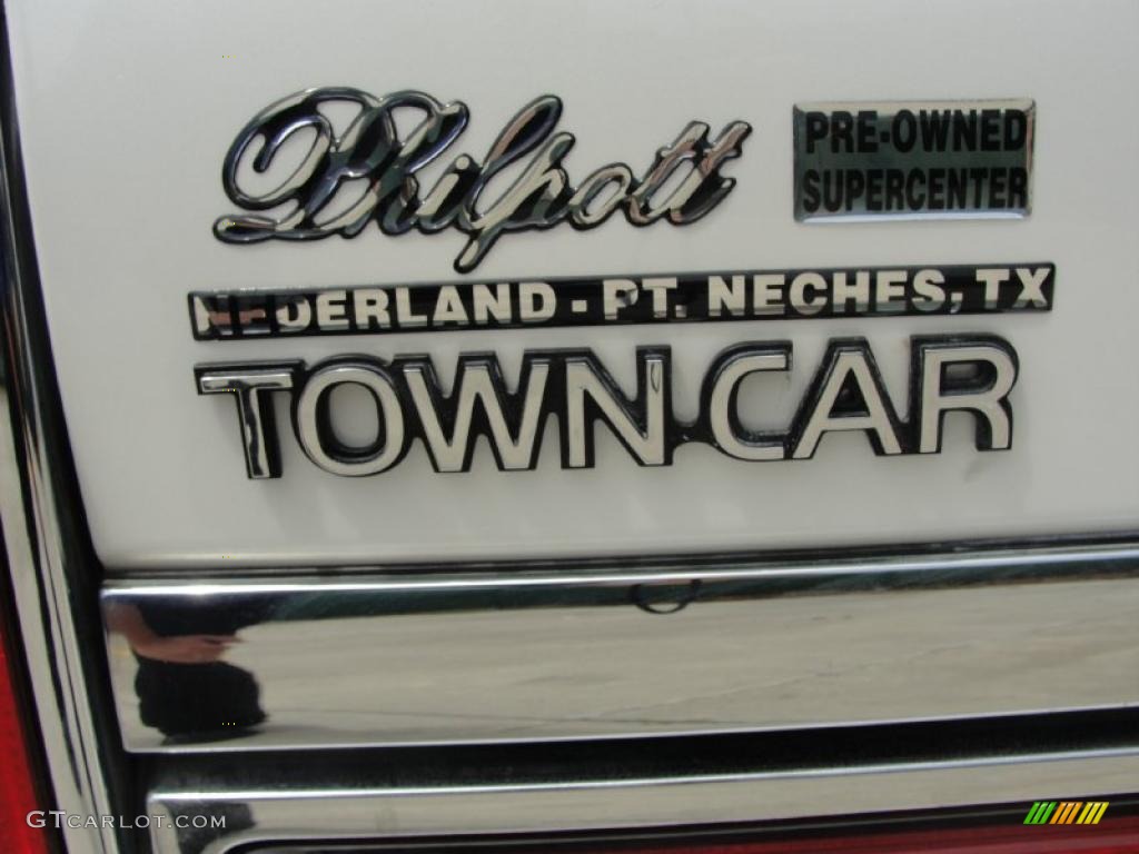 1996 Town Car Signature - Opal Metallic Tri-Coat / Black photo #17