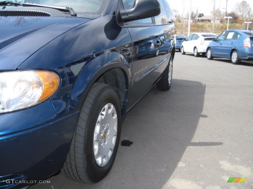 2001 Town & Country LX - Patriot Blue Pearl / Agate photo #23